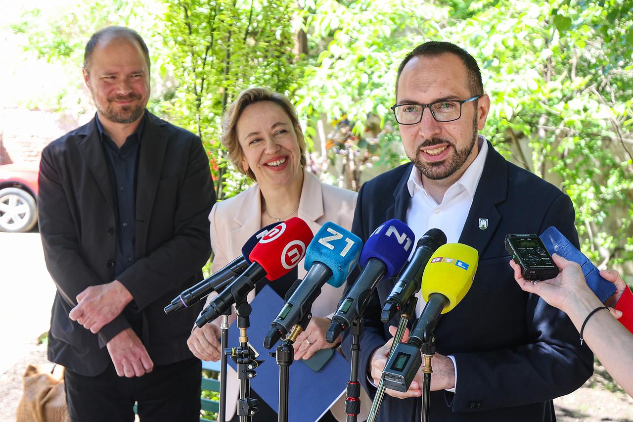 Tomislav Tomašević i zamjenici predstavili su dvorište stambene zgrade u Ulici Sandora Brešćenskoga 