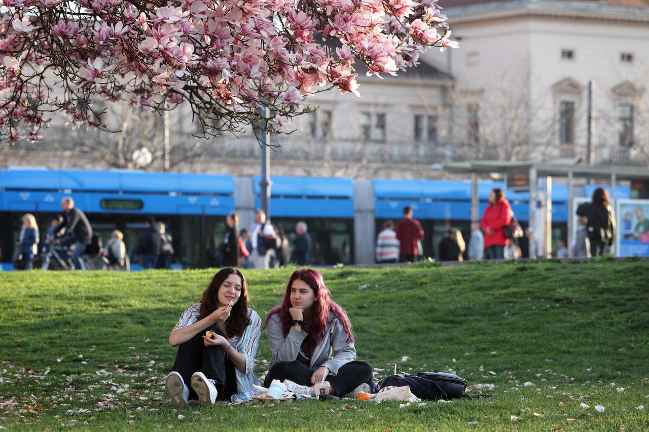 Zagreb: Građani uživali na suncu na Tomislavcu