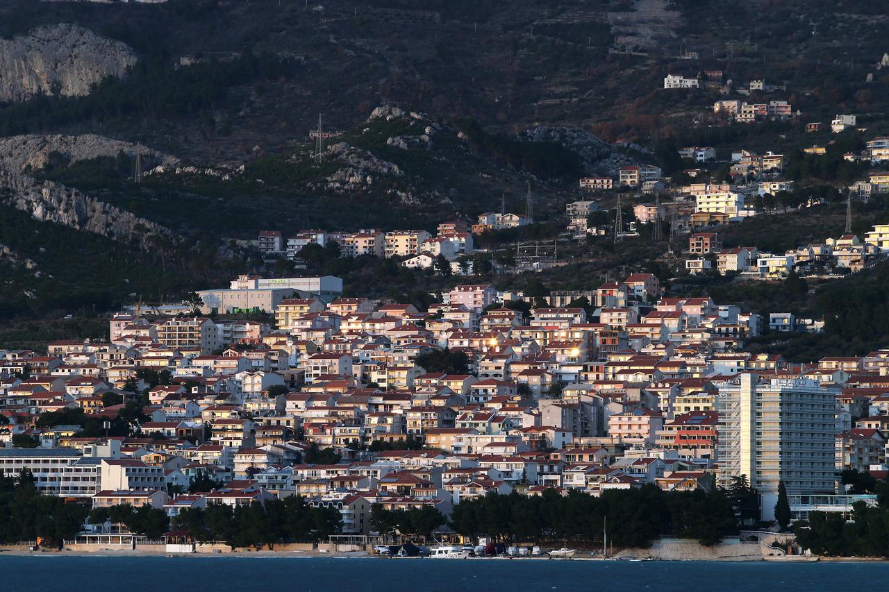 Panoramski pogled s mora na Makarsku