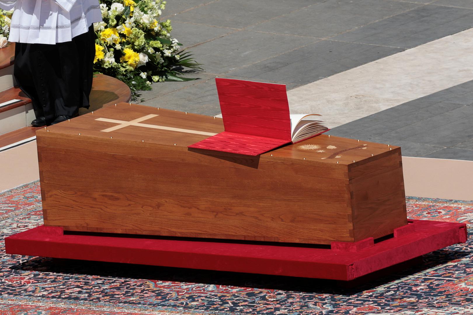 Nakon mise, lijes je prenesen u baziliku sv. Marije Velike u Rimu, gdje je Papa Franjo pokopan. Na njegovom grobu, smještenom u malenoj niši uz oltar, jednostavno će pisati "Franciscus", latinski naziv za Franju.