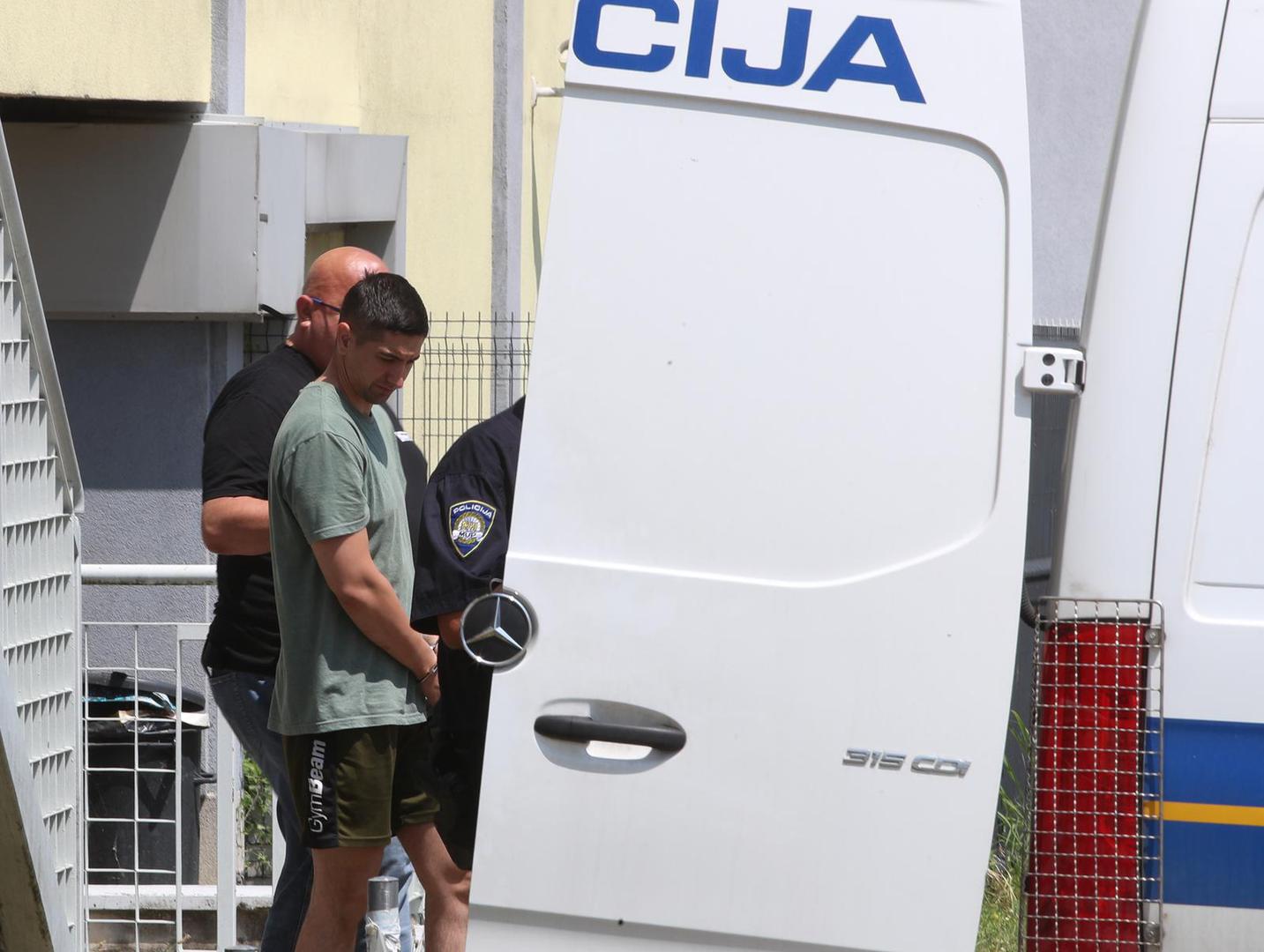 Policija je isprva ispitala Andreja B., koji je tvrdio da ima alibi – navodno je bio zabrinut jer Andrea nije došla po dijete te je kontaktirao policiju. Međutim, forenzička analiza mobitela Matije i Frana, uključujući telekomunikacijske podatke i poruke, ukazala je na moguću umiješanost treće osobe. 