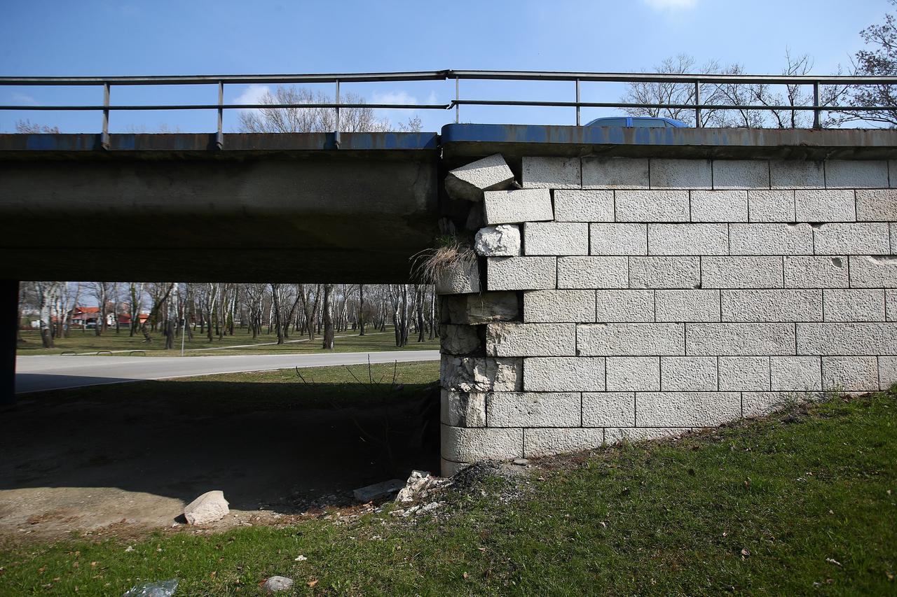 13.03.2017., Zagreb - Na Mostu Slobode urusavaju se kameni blokovi, te je cijeli most u prilicno losem stanju. Photo: Zeljko Lukunic/PIXSELL