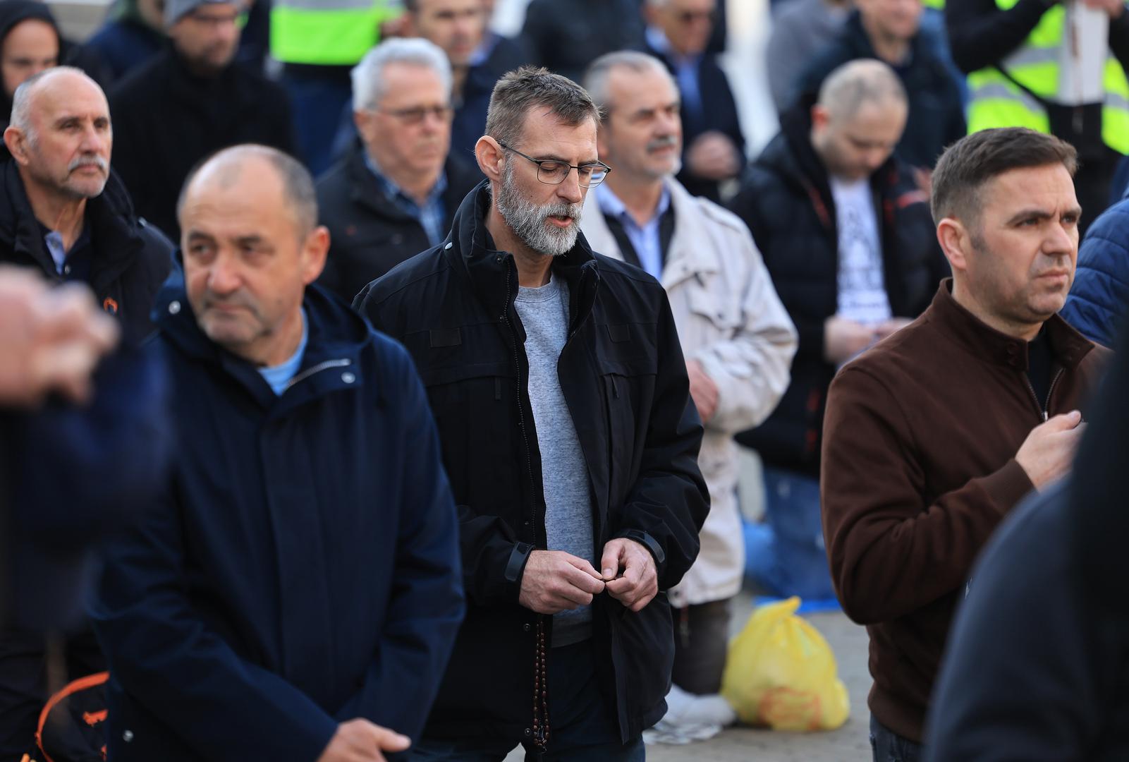 Cijeli događaj pratio je veći broj policijskih službenika i interventne policije, koji su nadzirali situaciju na trgu