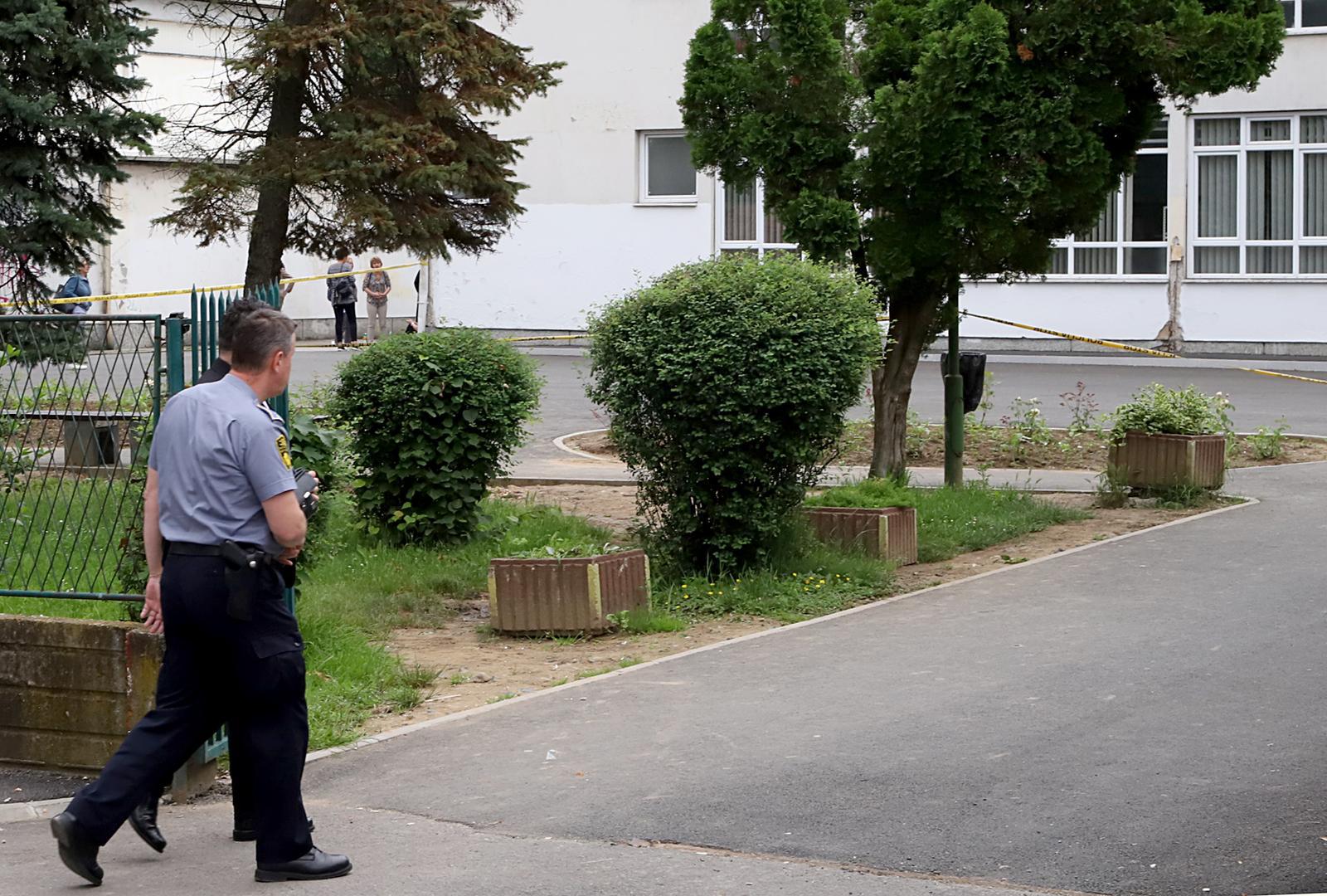 14.06.2023., Lukavac, Bosna i Hercegovina - Policijski ocevid u osnovnoj skoli "Lukavac Grad" gdje je u jutarnjim satima doslo do uporabe vatrenog oruzja pri cemu je jedna osoba ranjena i nalazi se u zivotnoj opasnosti. Photo: Stringer/PIXSELL