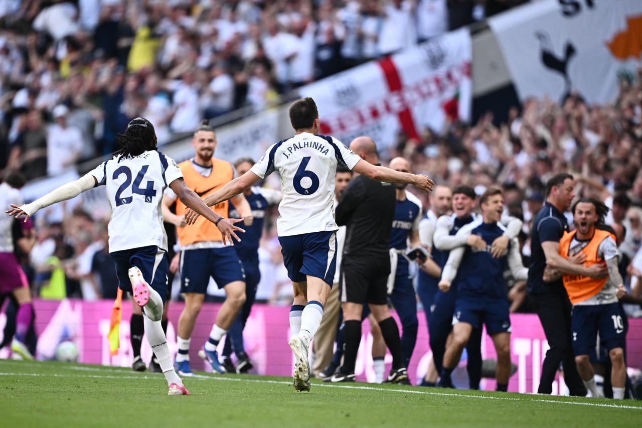 Premier League - Tottenham Hotspur v Everton