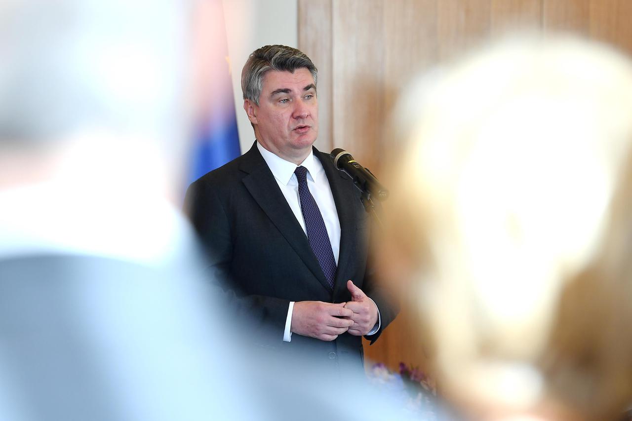 Predsjednik Milanović primio članove Hrvatskog diplomatskog kluba i uručio Povelju Republike Hrvatske