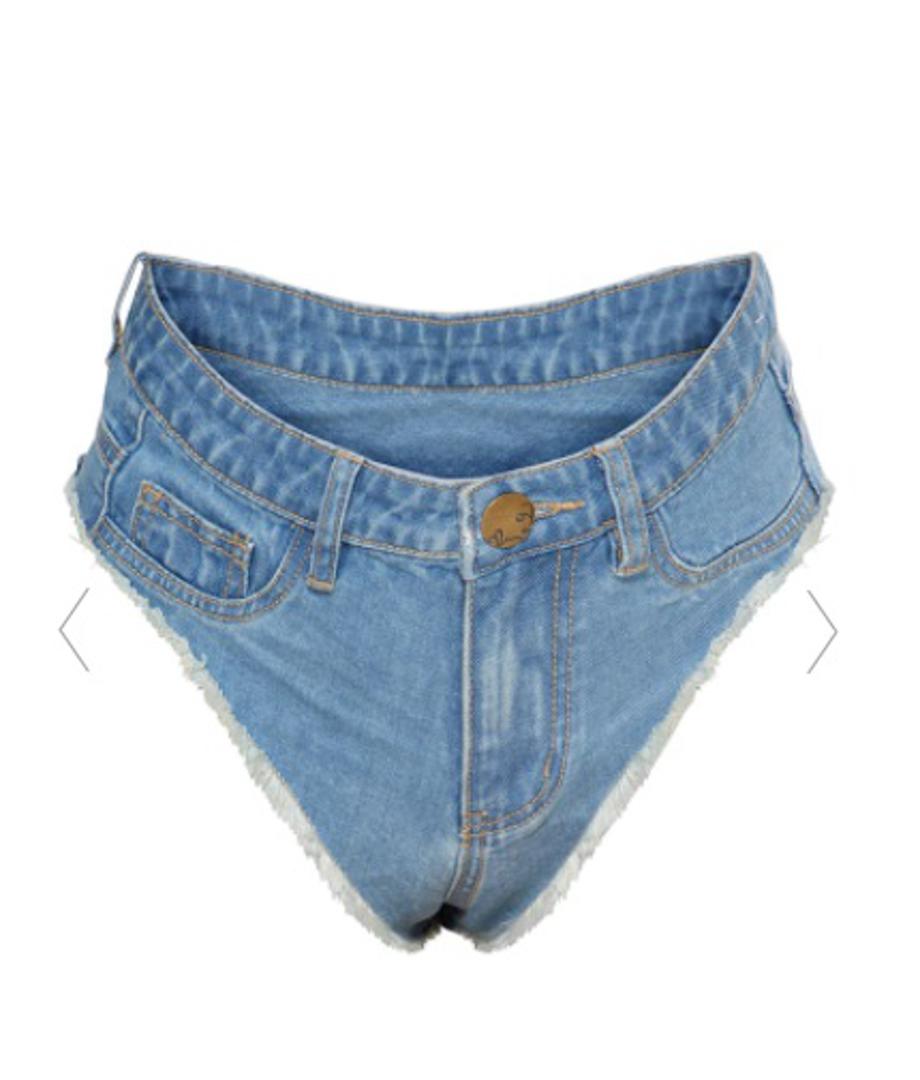 Riječ je o traper hlačicama, tangama koje su stavljene u prodaju kao odjevni komad koji "morate imati na ljetnim festivalima". 