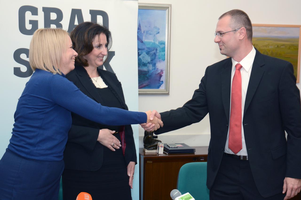 Vedrana Jelusic Kasic i direktor Sisackog vodovoda Srdjan Maric te gradonacelnica Kristina Ikic-Banicek