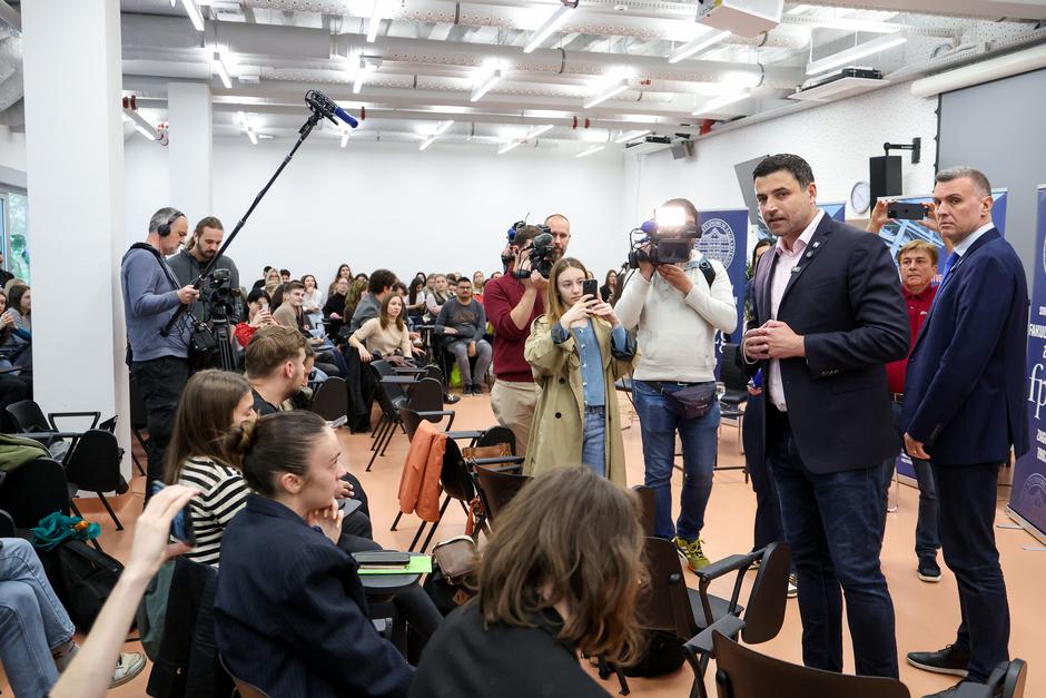 VIDEO Kaos na zagrebačkom fakultetu: Bernardić se svađao s organizatorima debate, Tomašević pobjegao