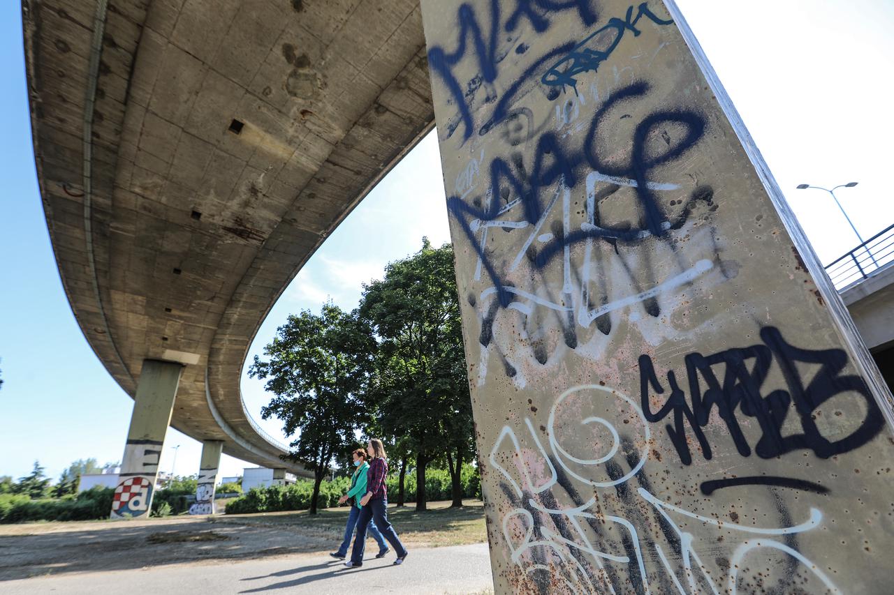Na zagrebačkoj Slavonskoj aveniji odvojio se jedan od stupova nadvožnjaka