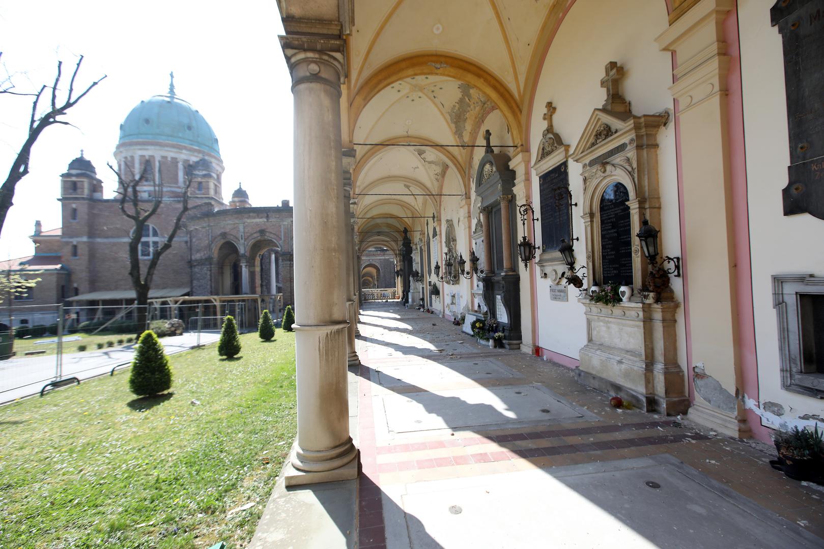 06.04.2020. Zagreb- Nakon potresa u Zagrebu u kojem je gradsko groblje Mirogoj pretrpjelo brojna ostecenja, djelatnici Gradskih groblja popisuju stetu i pokusavaju sanirati manja ostecenja. Potres je ostetio preko 6000 grobova, medju kojima su i spomenici nulte kategorije i mirogojske arkade.
Photo: Boris Scitar/Vecernji list/PIXSELL