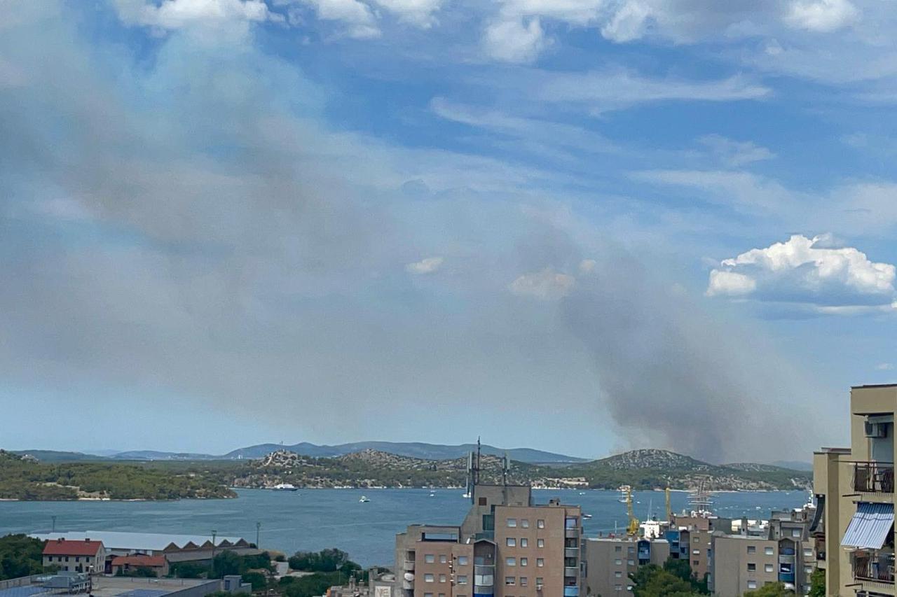 Požar u Dubravi kraj Šibenika gase kanaderi  i zemaljske snage