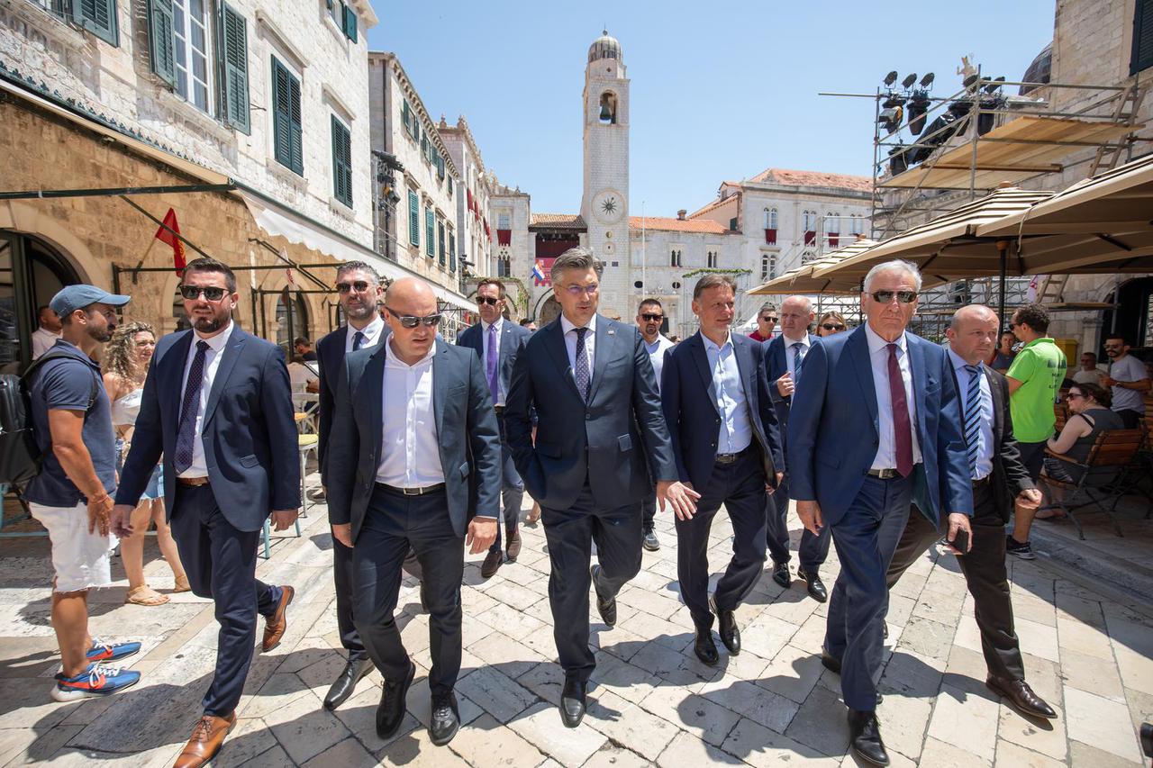 Uručeni ugovori  korisnicima dubrovačko-neretvanske županije iz Programa održivog razvoja lokalne zajednice