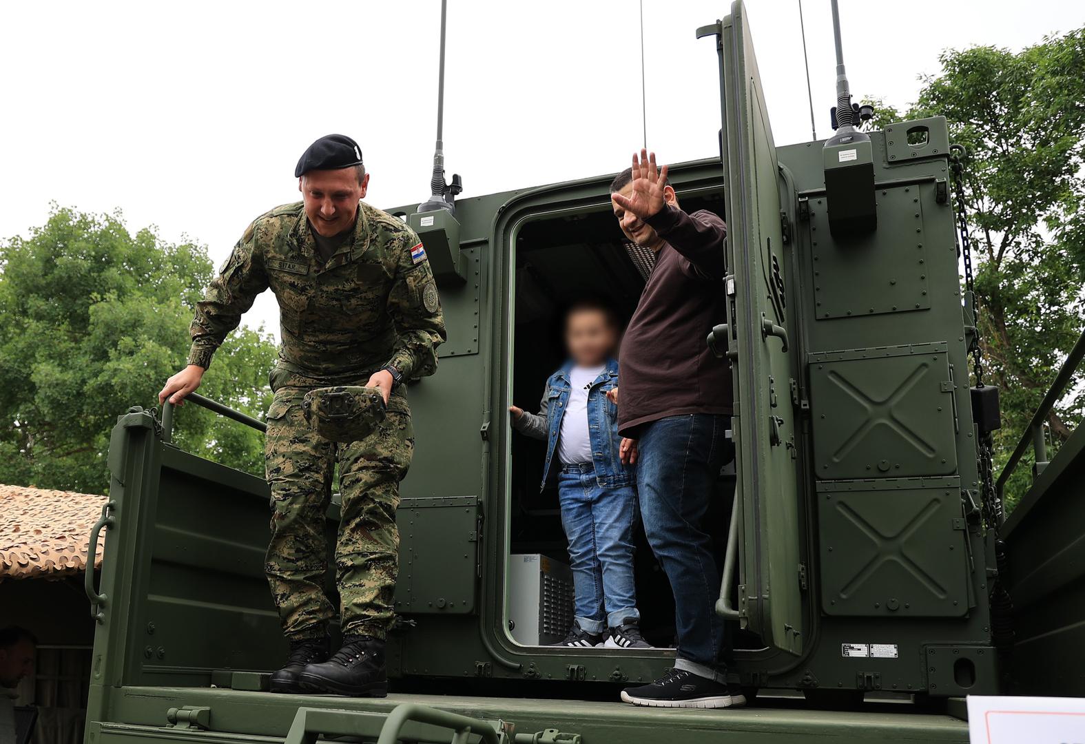 Izložba je, naime, nudila građanima jedinstvenu priliku da razgledaju vozila, oružje, bespilotne letjelice, kao i drugu opremu koju koristi Hrvatska vojska.