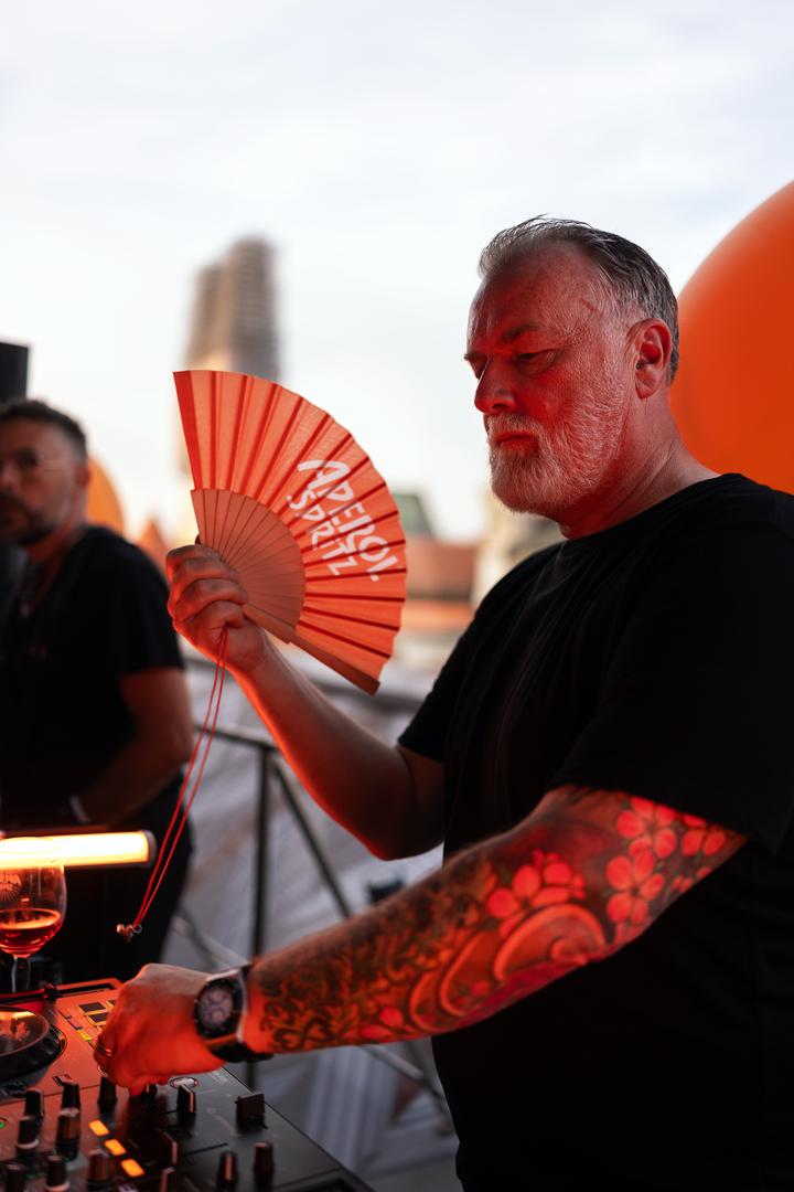 Za glazbenu kulisu večeri pobrinuo se DJ Mathew Bee, dok su nepce gostiju oduševljavali kulinarski specijaliteti restorana smještenom u Met Boutique Hotelu.