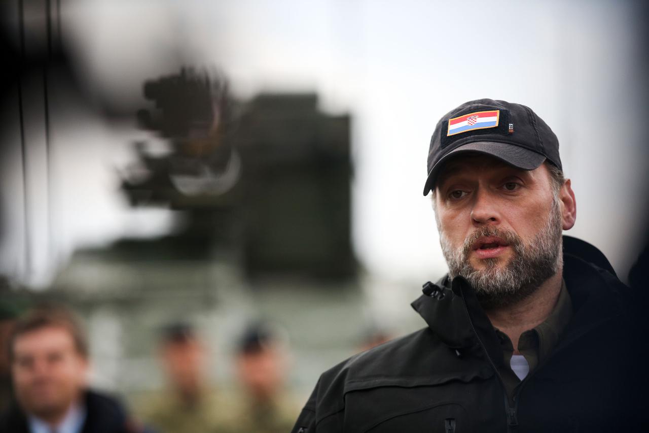 Prezentacija upotrebe napredno taktičkog radio uređaja "Takrad" u vojarni u Petrinji