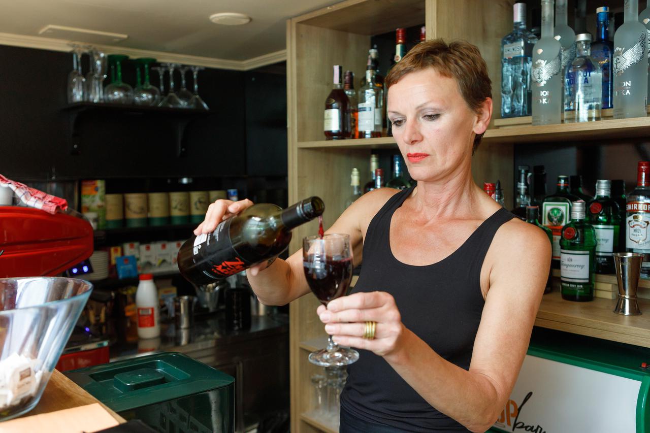 Zagreb: Marinela Jantoš  Ella nakon pjevačke karijere radi kao konobarica 