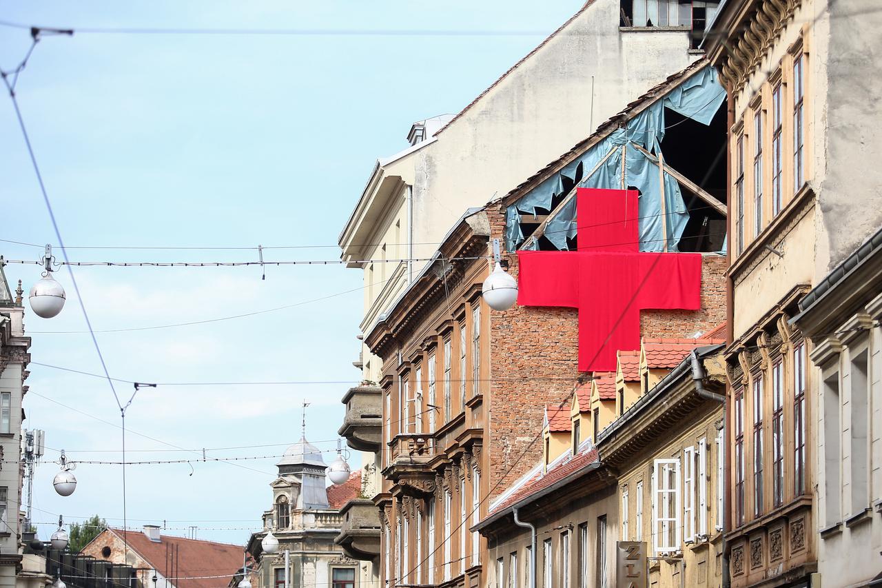 Umjetničkom akcijom 'Postavljanje crvenih križeva na Ilici' autor poziva na svjesnost i  solidarnost rađana