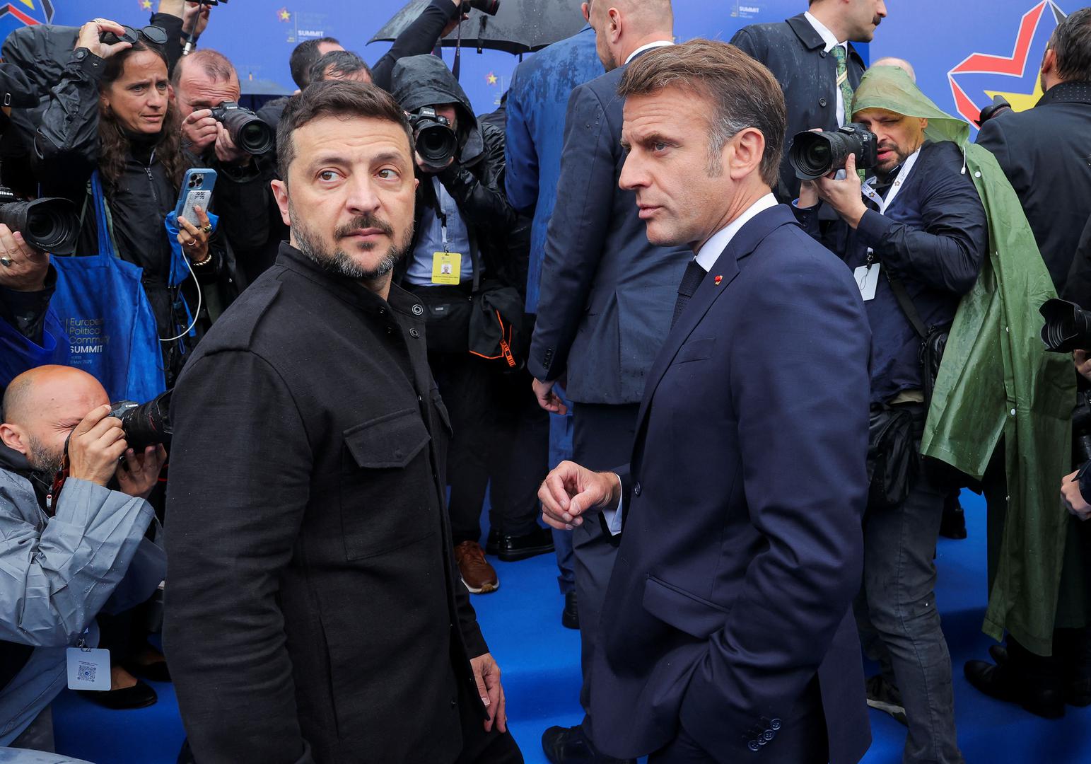 Snimljen je kako se grli s Macronom