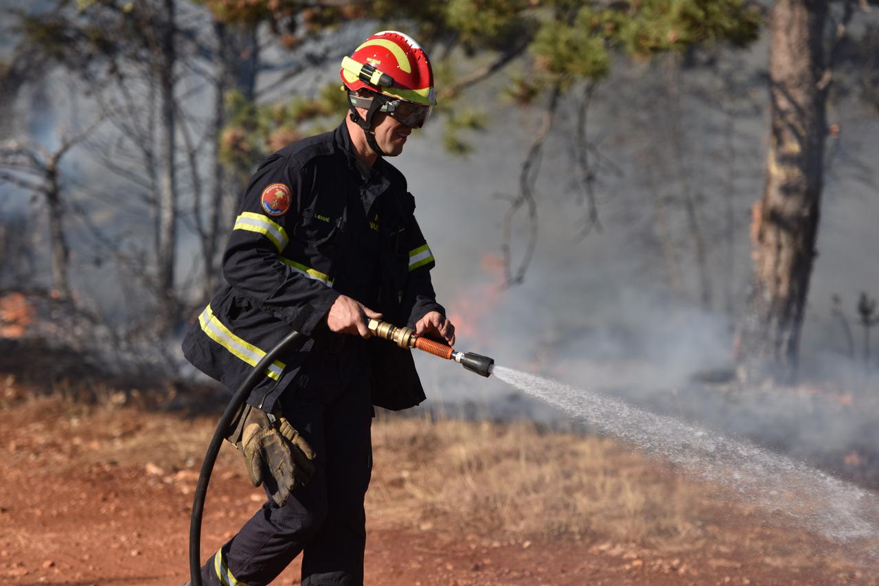 Đevrske: Vatrogasci dogašavaju požar koji je tijekom jučerašnjeg dana prijetio kućama