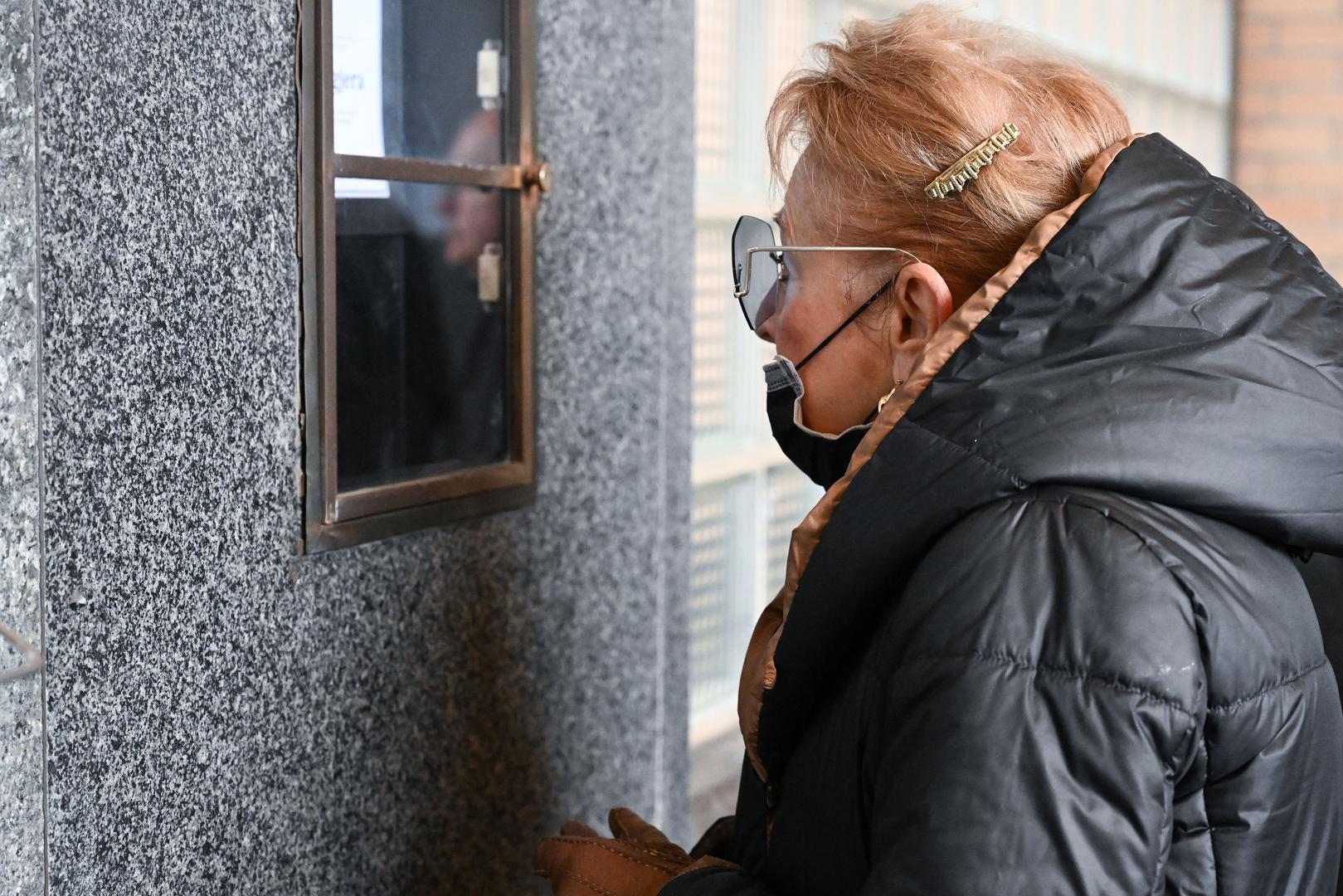 No iza stroge televizijske profesionalke postojao je i vrlo živopisan privatni život. Supruga Ivicu Urličića upoznala je 1966. godine, na početku svoje televizijske karijere. On je bio inženjer, tadašnji šef studija C u Radničkom domu i čovjek koji je bio gotovo potpuna suprotnost televizijskom svijetu u kojem je ona živjela – miran, staložen i potpuno posvećen tehnici.