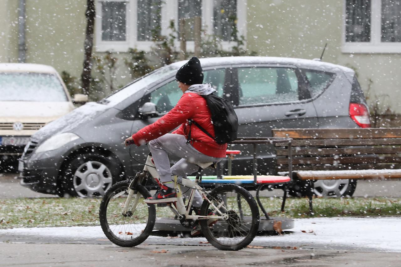 Građane Zagreba u jutarnjim satima iznenadila je susnježica i snijeg 