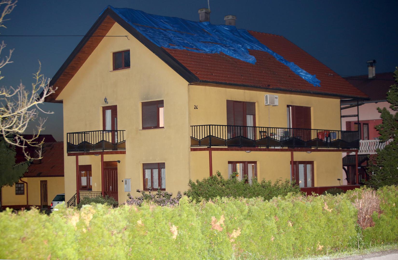 Krov obiteljske kuće obitelji Rožnaković u Drenačkom putu 24 oštećen je nakon udara groma.