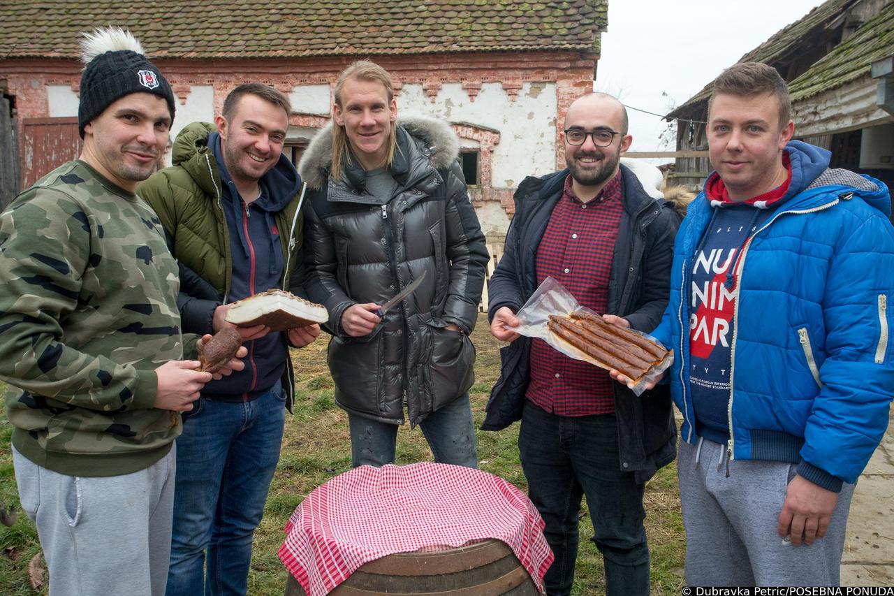 Donji Miholjac: Domagoj Vida s prijateljima ima farmu crnih svinja