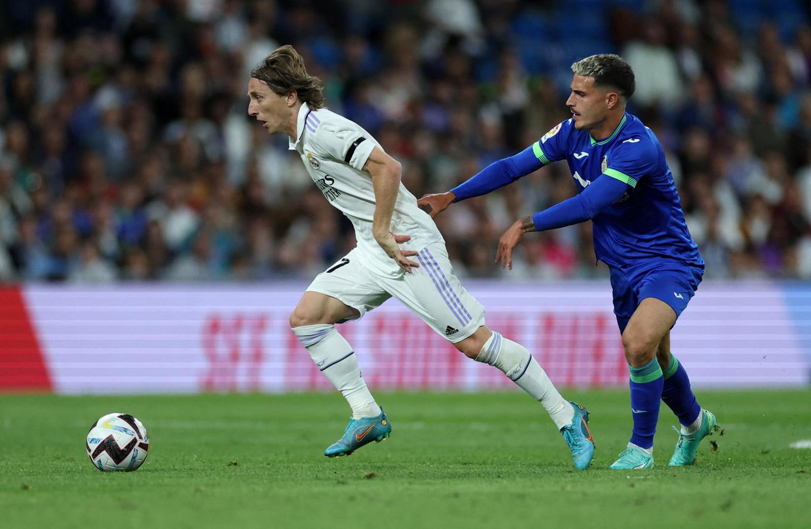 Soccer Football - LaLiga - Real Madrid v Getafe - Santiago Bernabeu, Madrid, Spain - May 13, 2023 Real Madrid's Luka Modric in action with Getafe's Jaime Seoane REUTERS/Isabel Infantes Photo: Isabel Infantes/REUTERS