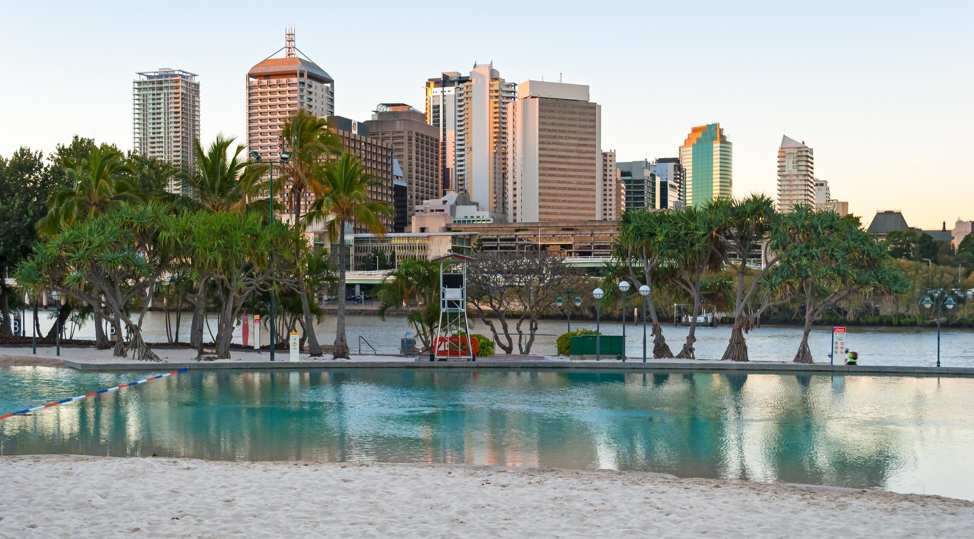 Plaža na umjetnom rukavcu rijeke Brisbane puna je i sada, kad je u Australiji zima