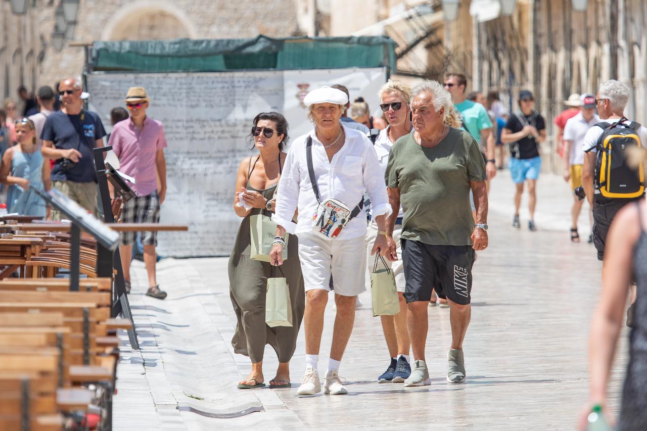 Dubrovnik: Rod Stewart sa suprugom i prijateljima prošetao gradom