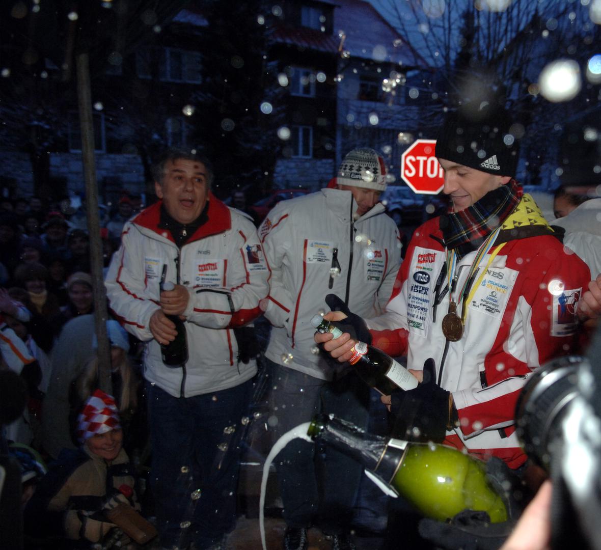 Jakov Fak (38) na današnji dan 2009. godine svečano dočekan u svom Mrkoplju nakon što je osvojio brončanu medalju u utrci biatlona na 20 kilometara na Svjetskom prvenstvu.