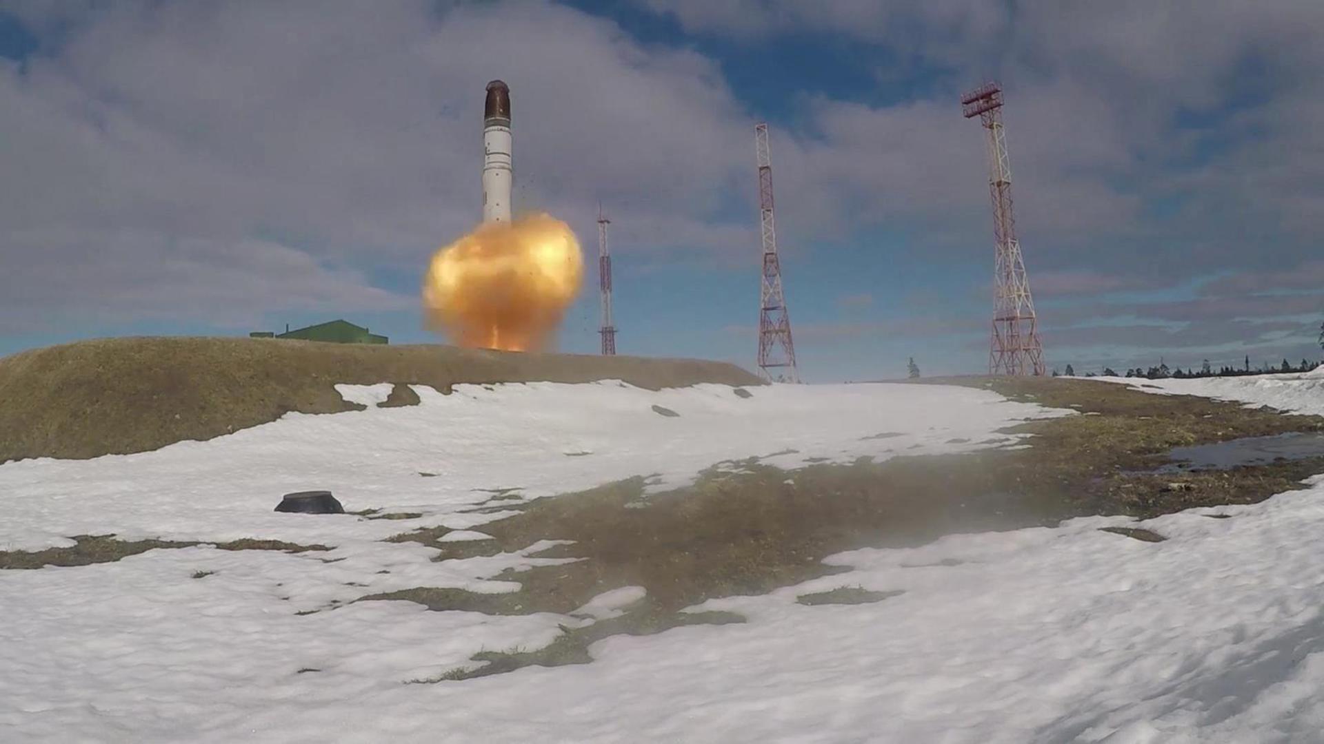 A Sarmat intercontinental ballistic missile is test-launched by the Russian military at the Plesetsk cosmodrome in Arkhangelsk region, Russia, in this still image taken from a video released on April 20, 2022. Video released April 20, 2022. Russian Defence Ministry/Handout via REUTERS ATTENTION EDITORS - THIS IMAGE WAS PROVIDED BY A THIRD PARTY. NO RESALES. NO ARCHIVES. MANDATORY CREDIT. Photo: RUSSIAN DEFENCE MINISTRY/REUTERS