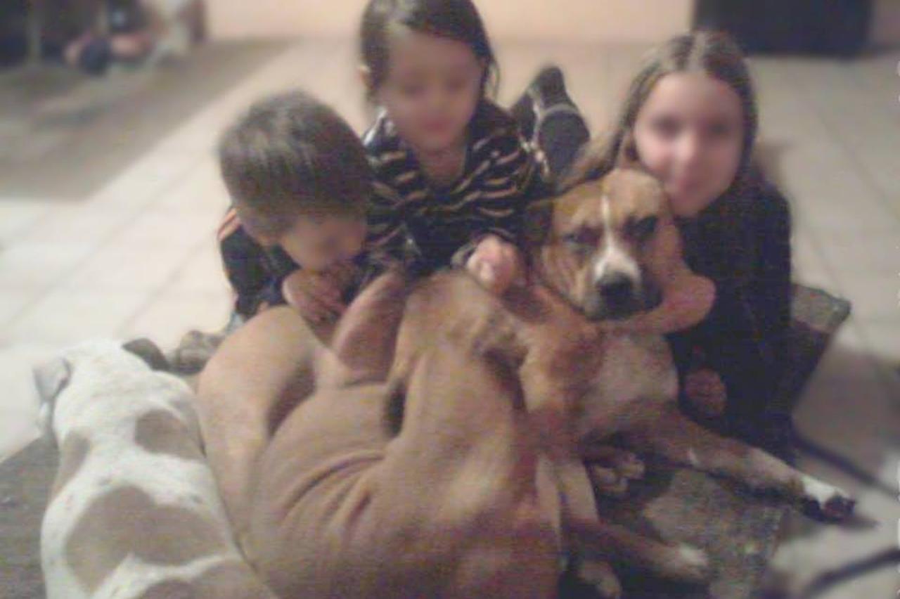 U igri sa susjedovom djecom 