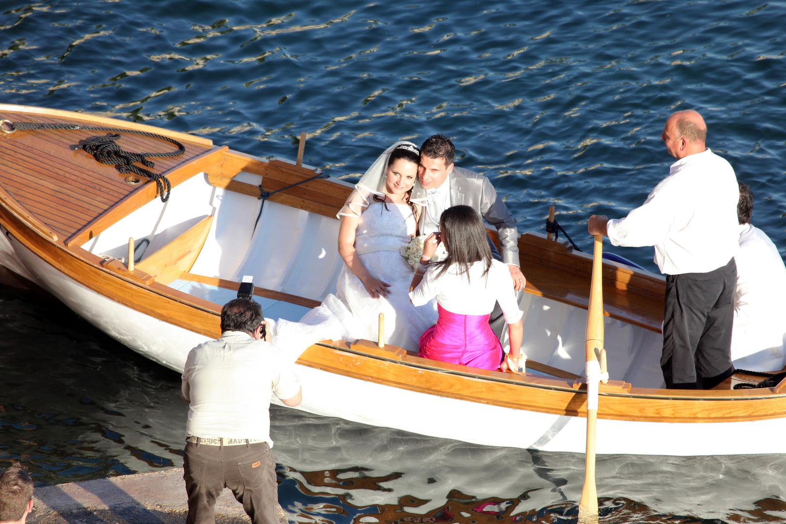 Uz mladence su tada na brodu bili njihovi kumovi – Ahmadov mlađi brat Anas Sharbini također u to vrijeme igrač Hajduka, te Draganina kuma.