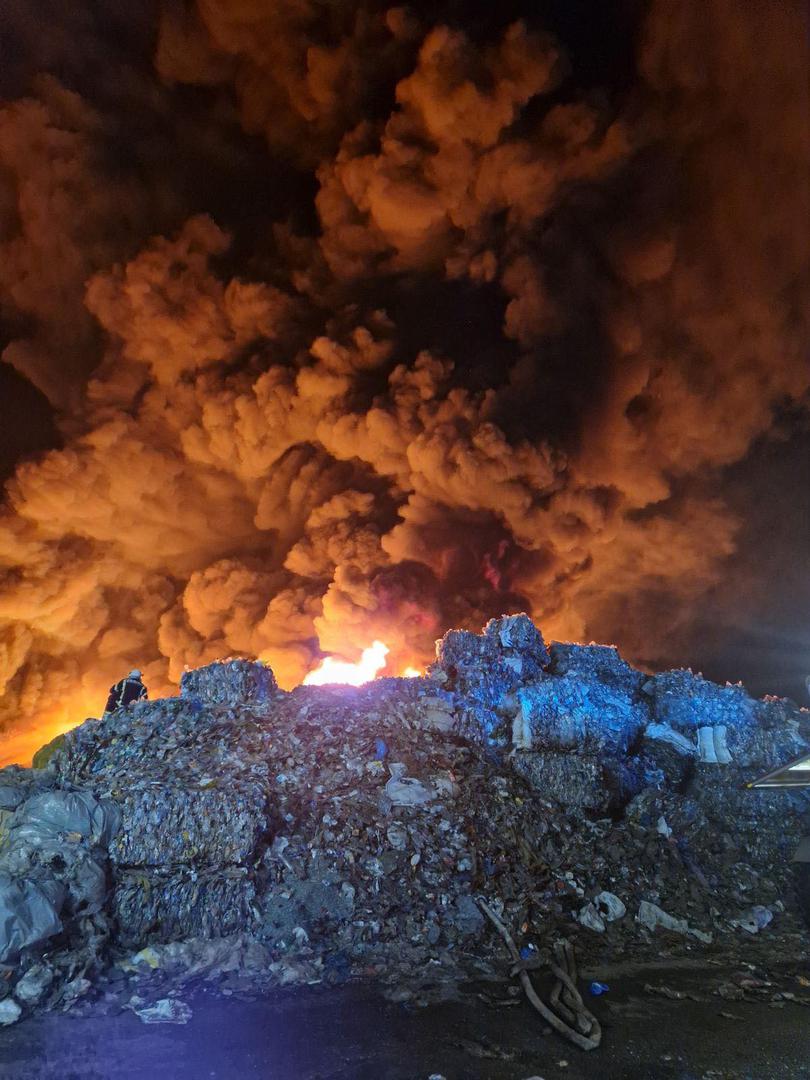 Otkazane su i neke manifestacije u gradu Osijeku. I osječki Zoološki vrt je otkazao sva događanja. Brojni građani s osječkog područja, a i šire javljaju da se na nebu vidi crni dim. 