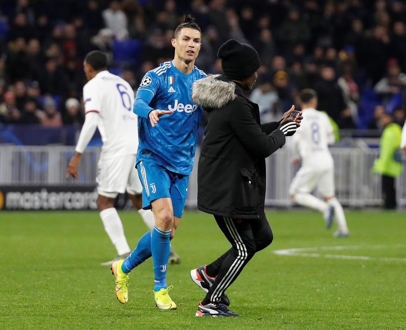 U jednom trenutku u teren je utrčao jedan Ronaldov fan i stigao do Portugalca