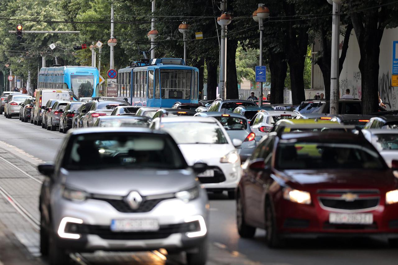 Zagreb: Prometna gužva na Savskoj cesti