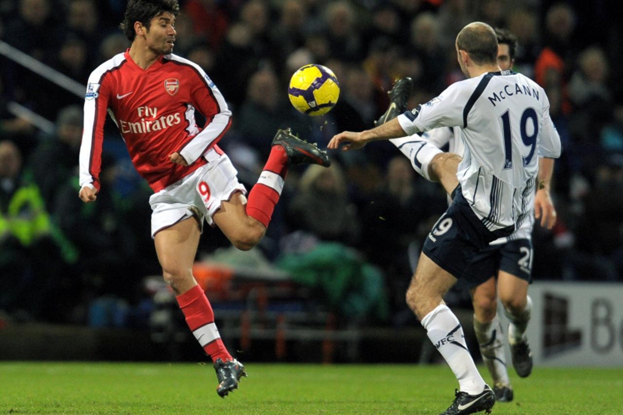 'Arsenal\'s Croatian forward Eduardo (L) vies with Bolton Wanderers\' English midfielder Gavin McCann during the English Premier League football match at The Reebok stadium, Bolton, north-west England