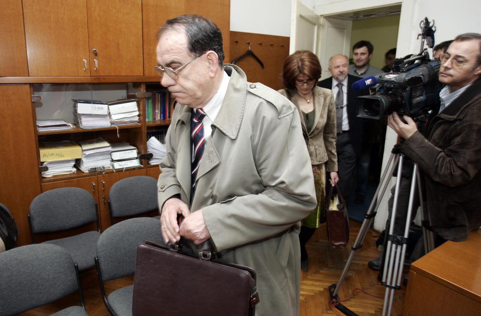 Jovan Vejnović - Na optuženičkoj je klupi završio zbog toga što je iz Kopenhagena diplomatskom povlasticom naručio 5088 litara alkoholnih pića u Libiju