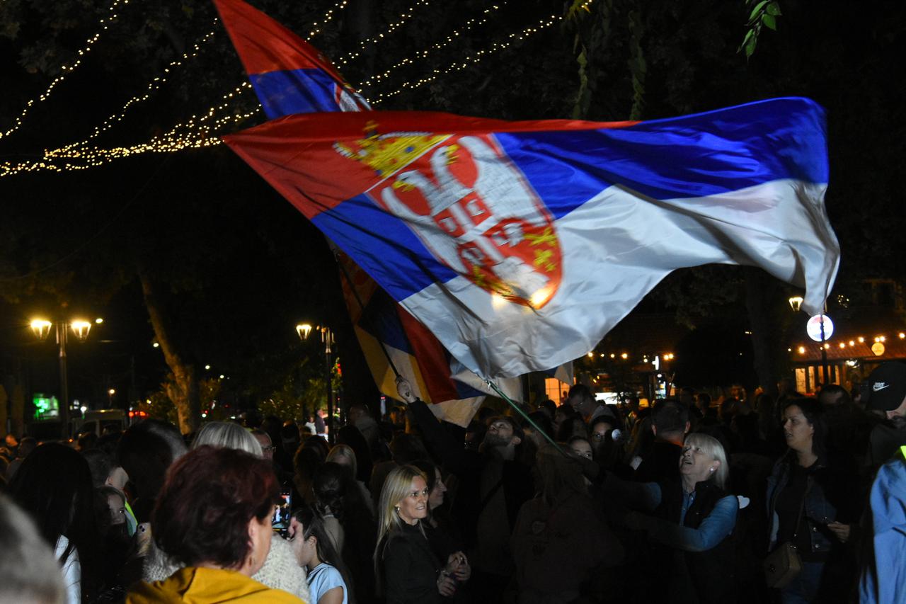 Brojni građani Niša dočekali studente  u akciji "Čuvari Ustava" u sklopu predizborne kampanje