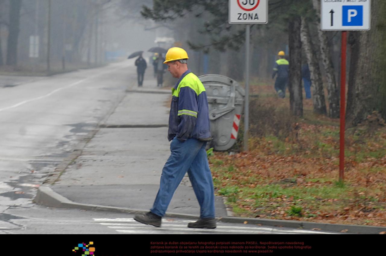 '15.12.2011., Sisak - Preostalih 916 radnika sisackom CMC-a danas je odradilo posljednju smjenu, uruceni su im raskidi ugovora o radu i od danas im je poceo teci otkazni rok. Photo:Nikola Cutuk/PIXSEL