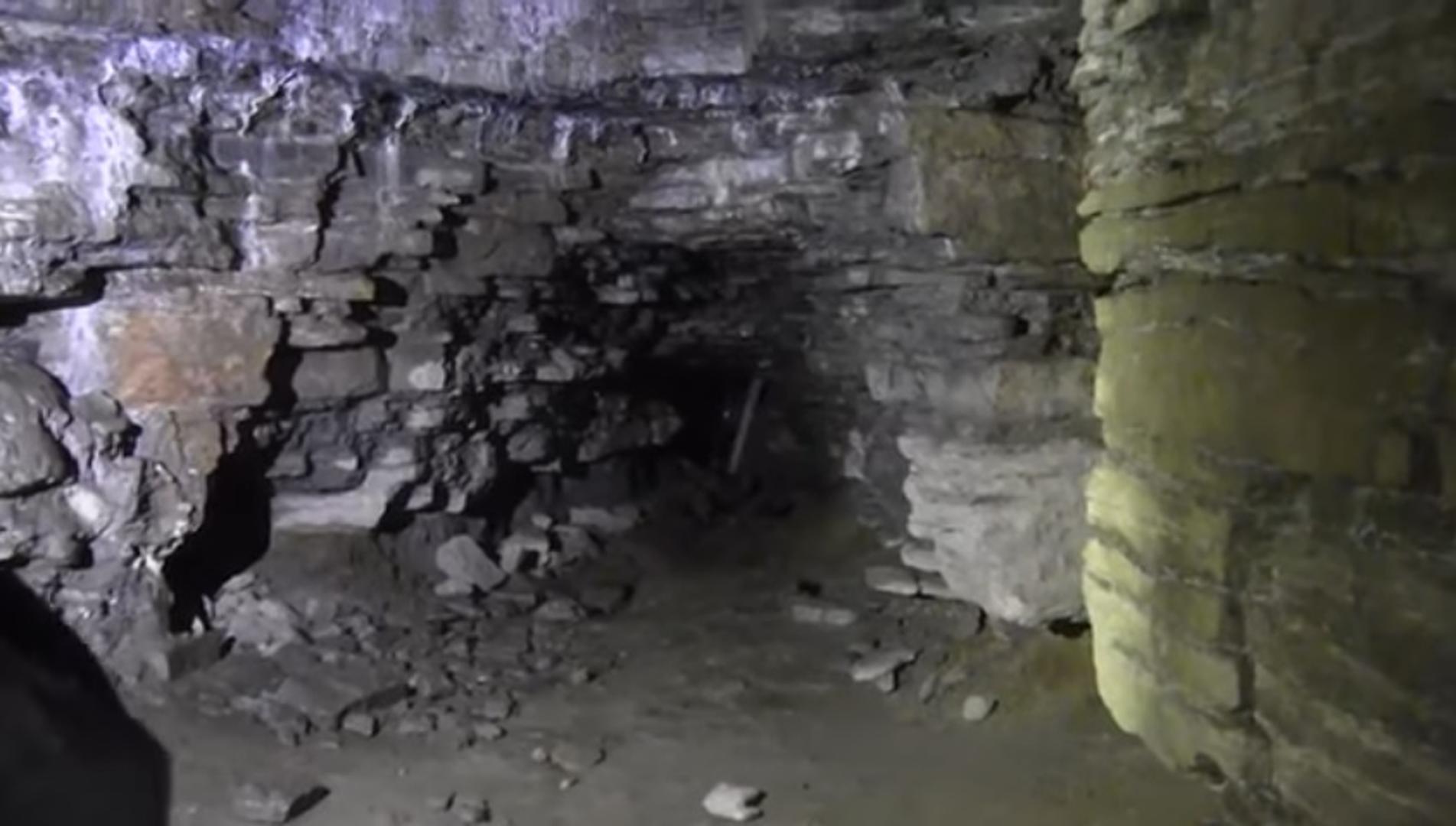 Iznad špilje nalazi se ulica, no nitko je nije otkrio tijekom gradnje kuća i zgrada jer ne postoji tehnologija kojom se špilje mogu otkriti već se to može učiniti jedino podzemnih iskopima.