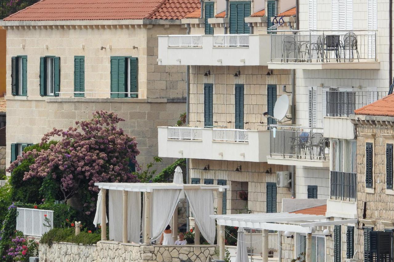 Dubrovnik ljeti, tisuće posjetitelja, ali i bogata ponuda za svakoga