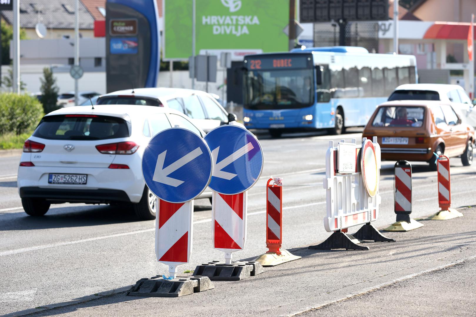 Obostrano autobusno stajalište Bistrička-Zagrebačka te stajališta Ninska, Sesvete-izlaz, Sesvete-ukrcaj i Ljudevita Posavskog u smjeru sjevera neće biti u funkciji, a privremeno će se uspostaviti stajalište u Slatinskoj ulici, kod Ulice Ljudevita Posavskog.