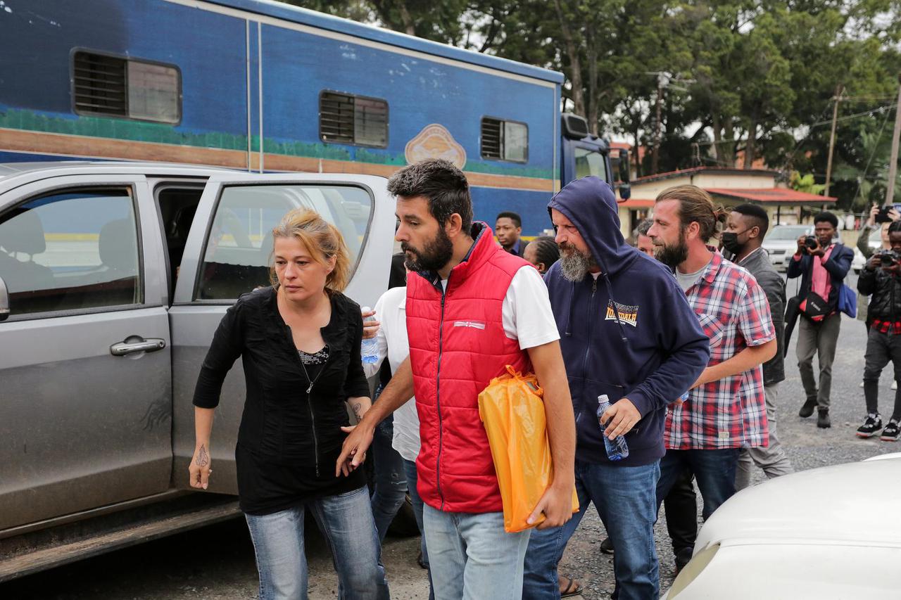 Hrvatski državljani dolaze na sud u Ndoli