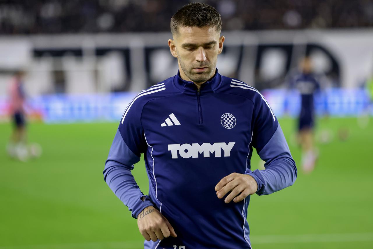 Zagrijavanje nogometaša uoči početka utakmice 13. kola SuperSport HNL-a između Hajduka i Osijeka