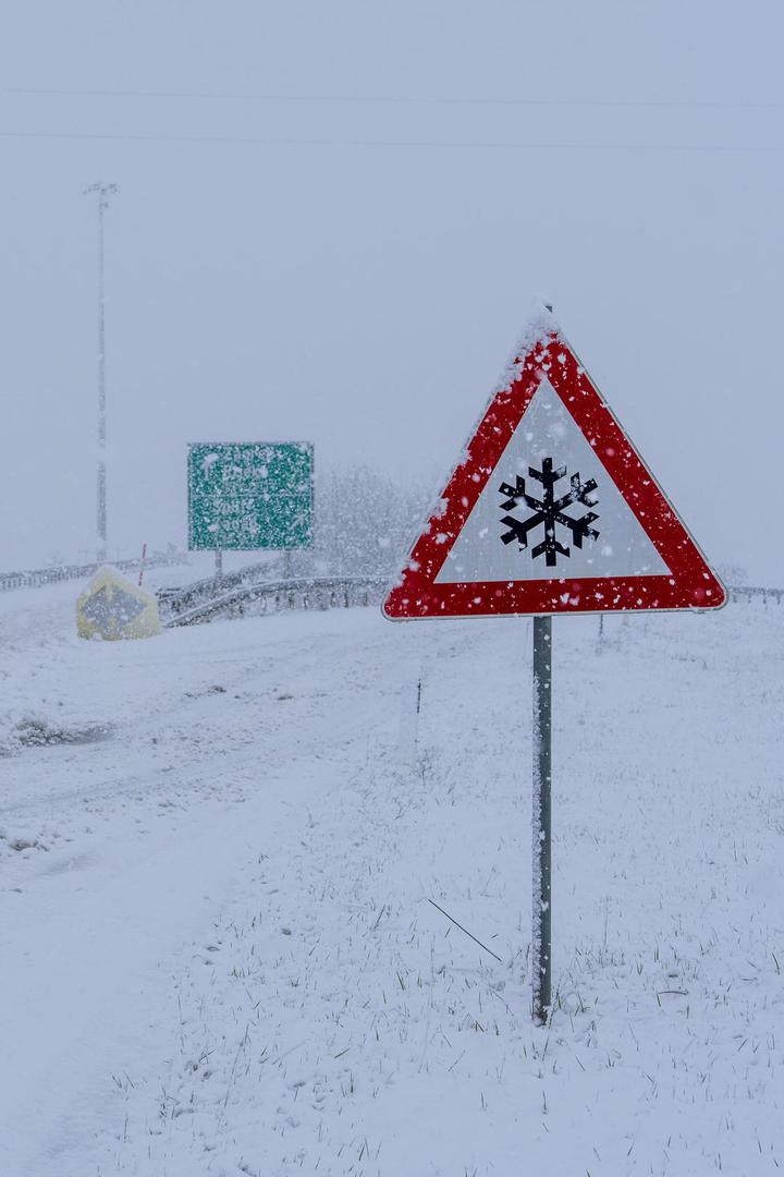 Zbog zimskih uvjeta, zabrana je prometa za vozila koja nemaju propisnu zimsku opremu i za teretna motorna vozila s priključnim vozilom na nekoliko cesta:
