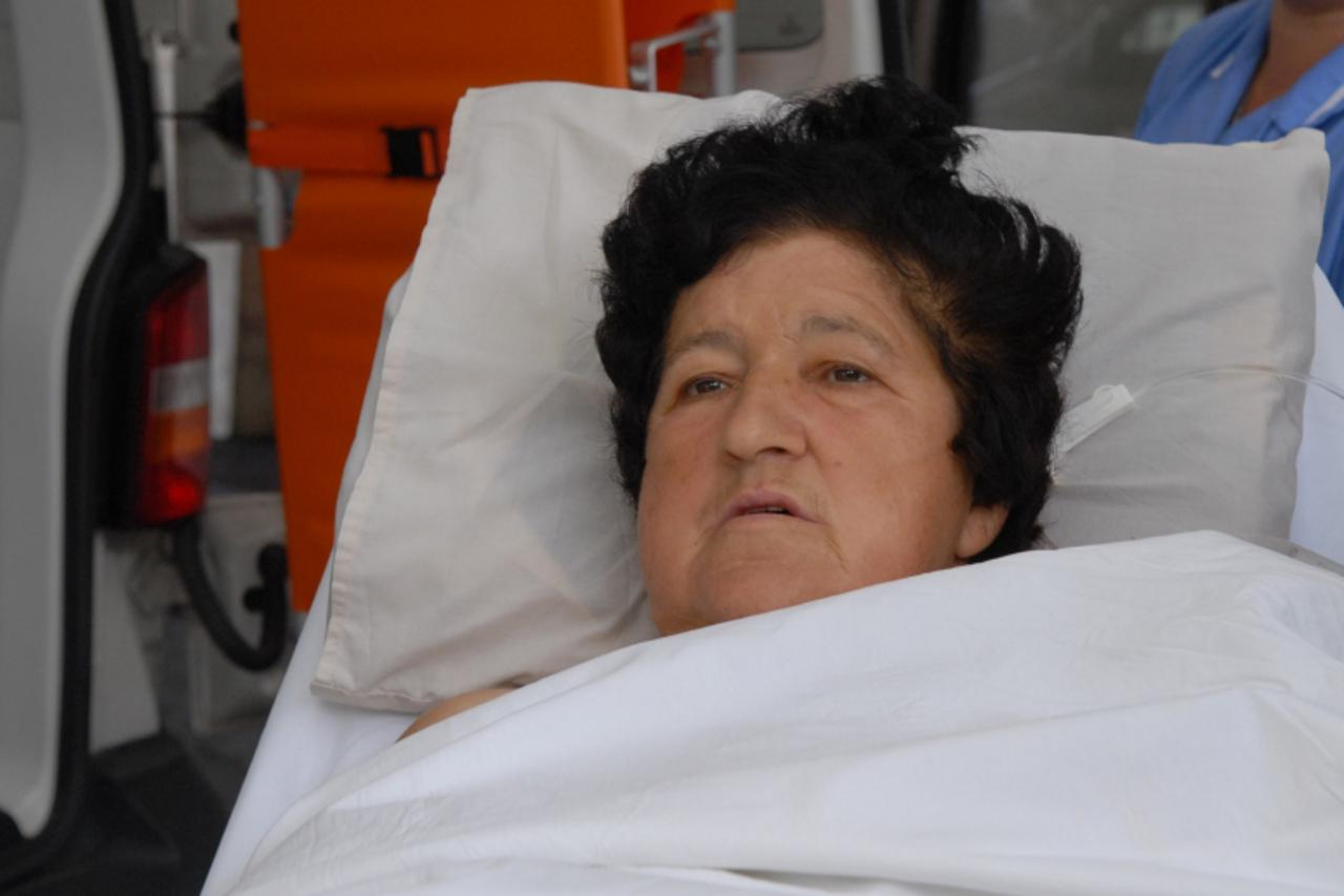 'Ogulin - Marija Klipa (69)koja je zadobila teske ozljede od pada MIG-ova kod Latina nakon operacije u Ogulinskoj opcoj bolnici vozilom hitne pomoci preveza je na daljne lijecenje u Zagreb u bolnicu R