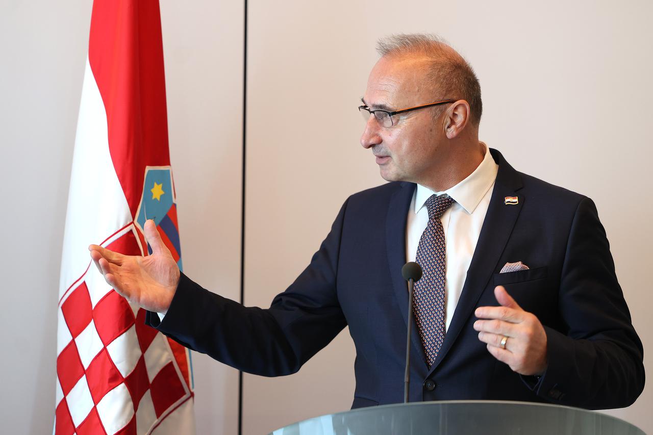 Izjave za medije Gordana Grlića Radmana nakon sastanka  s mađarskim kolegom Peterom Szijjártóm u VIP salonu Međunarodne zračne luke Zagreb